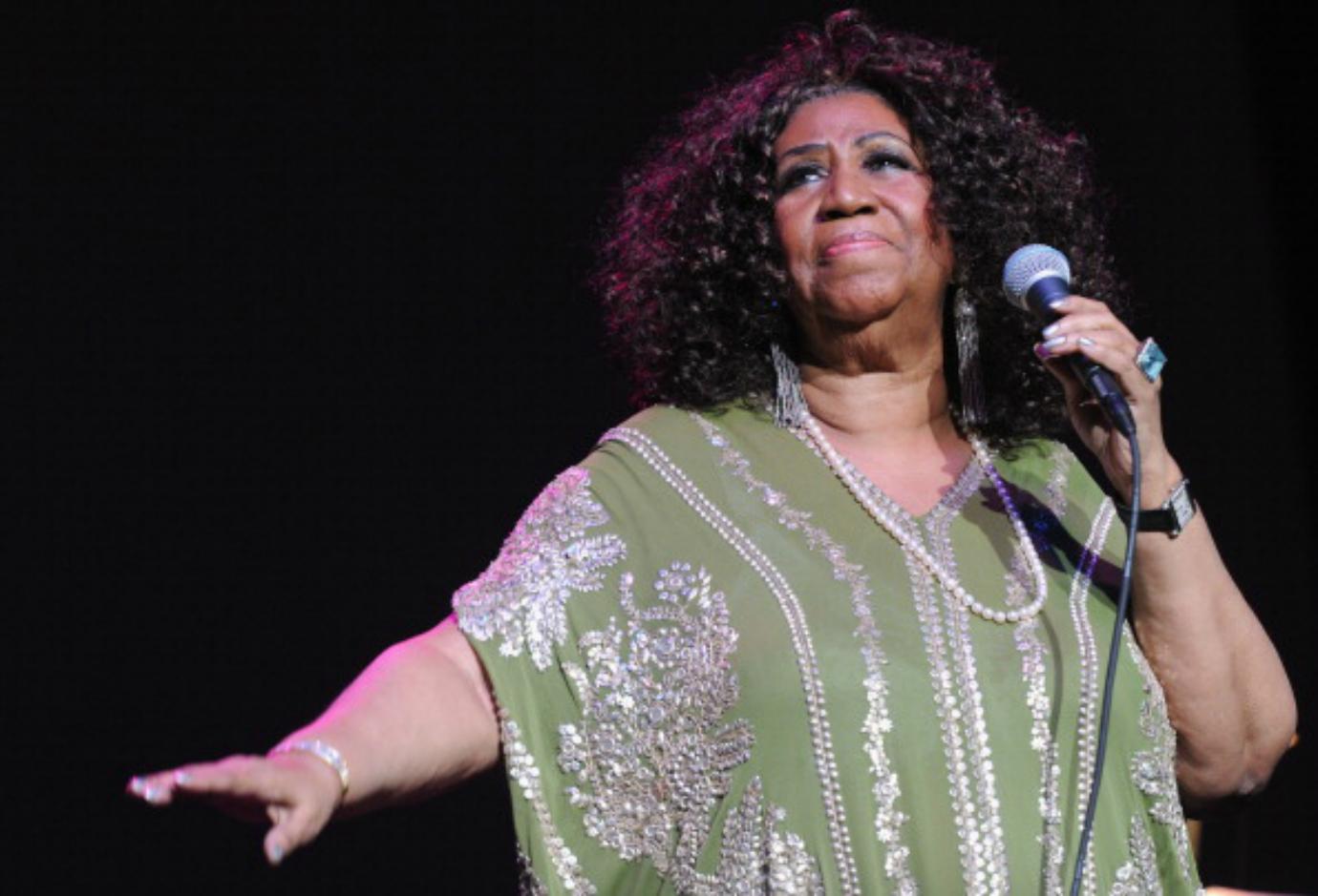 Aretha Franklin performs on stage.