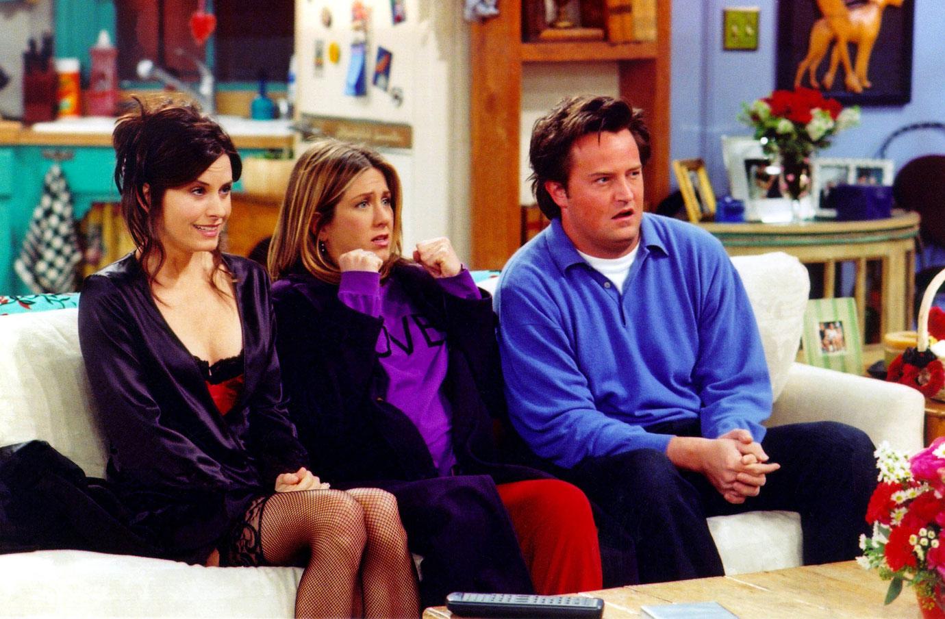 Actors Courteney Cox Arquette (L), Jennifer Aniston (C) and Matthew Perry are shown in a scene from the NBC series "Friends".