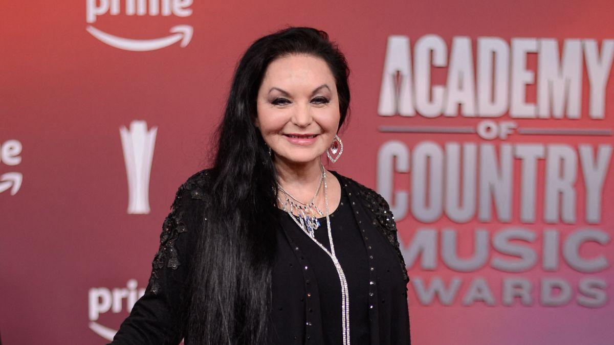 Crystal Gayle has opened up about the brutal injury that sparked a gig axe and country music agony.