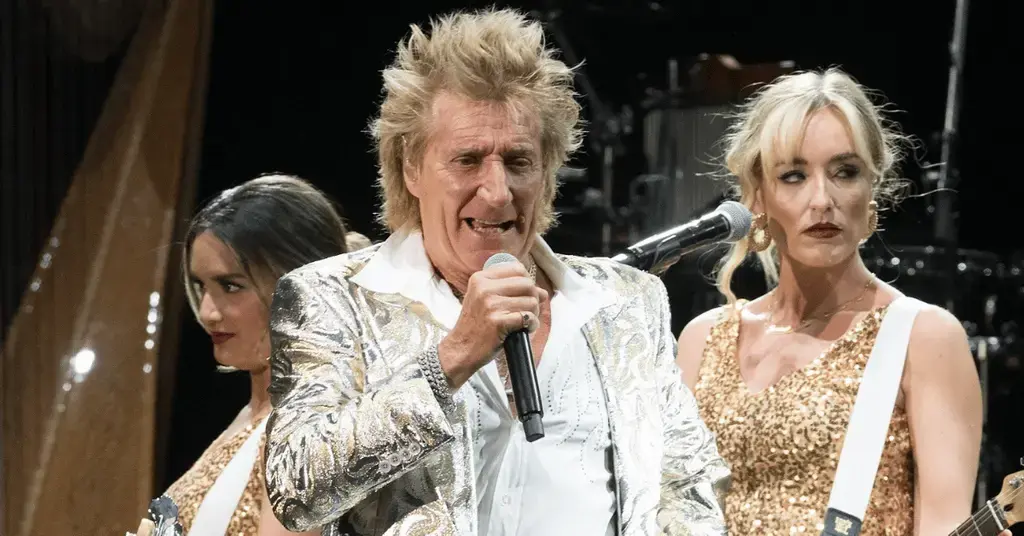 sir rod stewart celebrating  birthday second massive party drinking