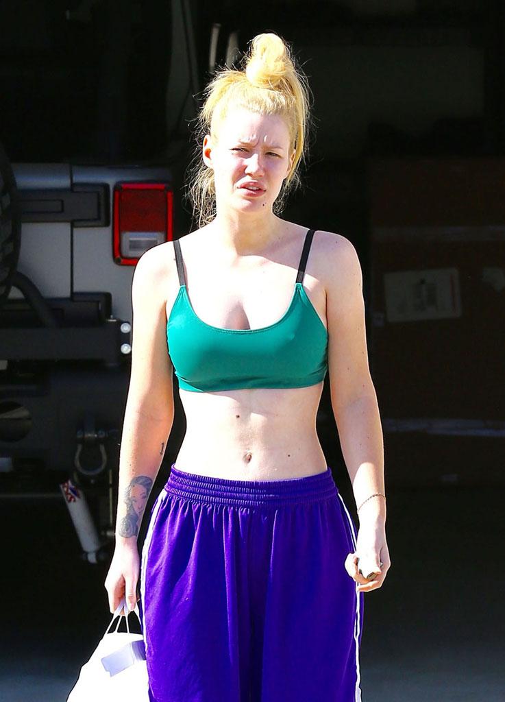 astronaut At blokere Adept Barefaced Iggy Azalea Caught Without Her Engagement Ring — AND Shoes!
