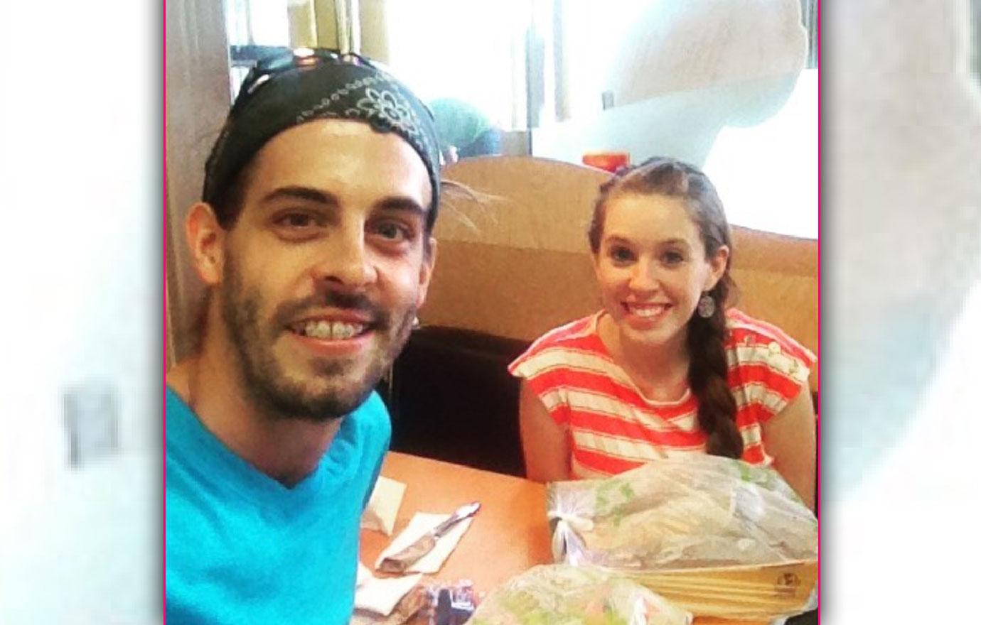 Jill Duggar Derick Dillard Missing From TLC Counting On Photo