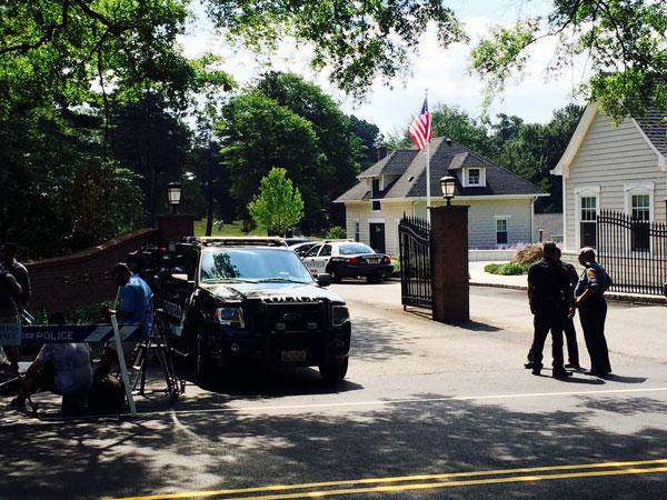 //bobbi kristina brown grave next whitney houston photos