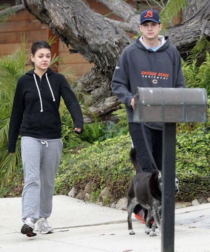 //ashton kutcher mila kunis no makeup dog walk