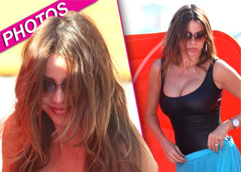 //sofia vergara swimsuit splash