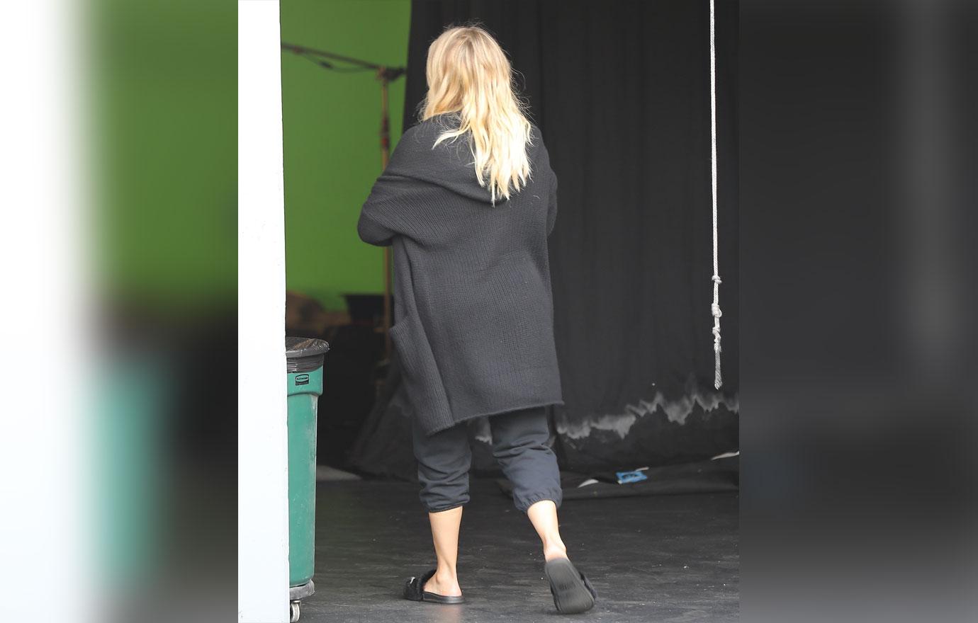 //Khloe Kardashian Hides Baby Bump Coat