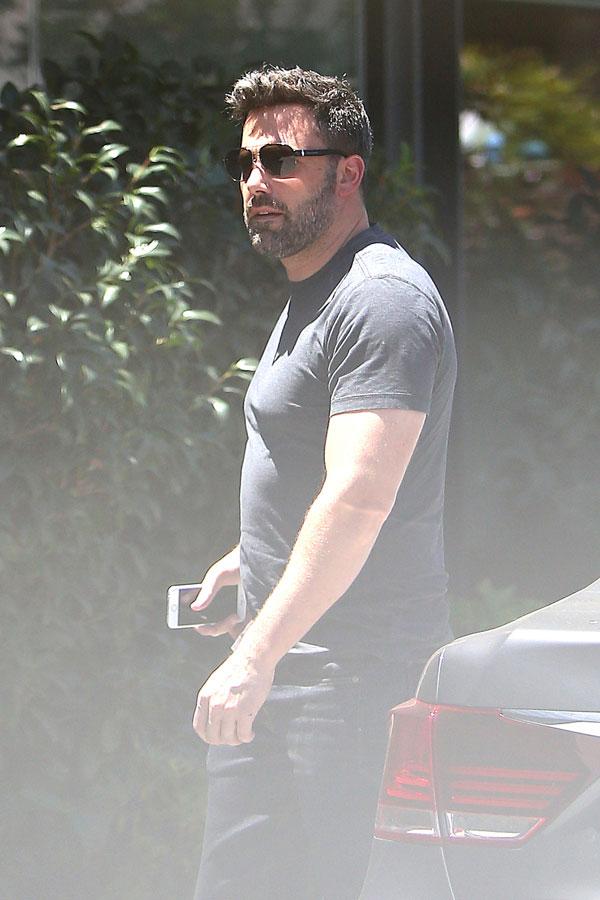 //ben affleck jennifer garner divorce ring off again after comic con