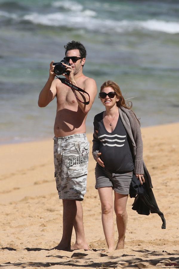 //pregnant isla fisher sacha baron cohen beach