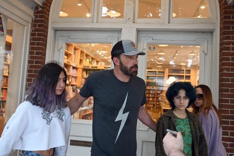 ben affleck jennifer lopez daughter photos shopping chaos hamptons
