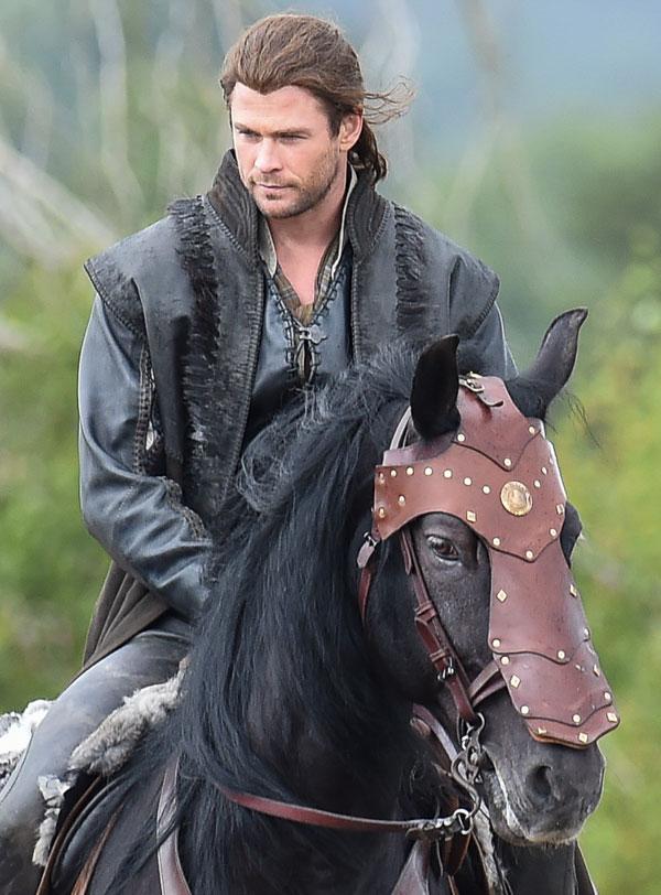 Chris Hemsworth The Huntsman Horseback Riding