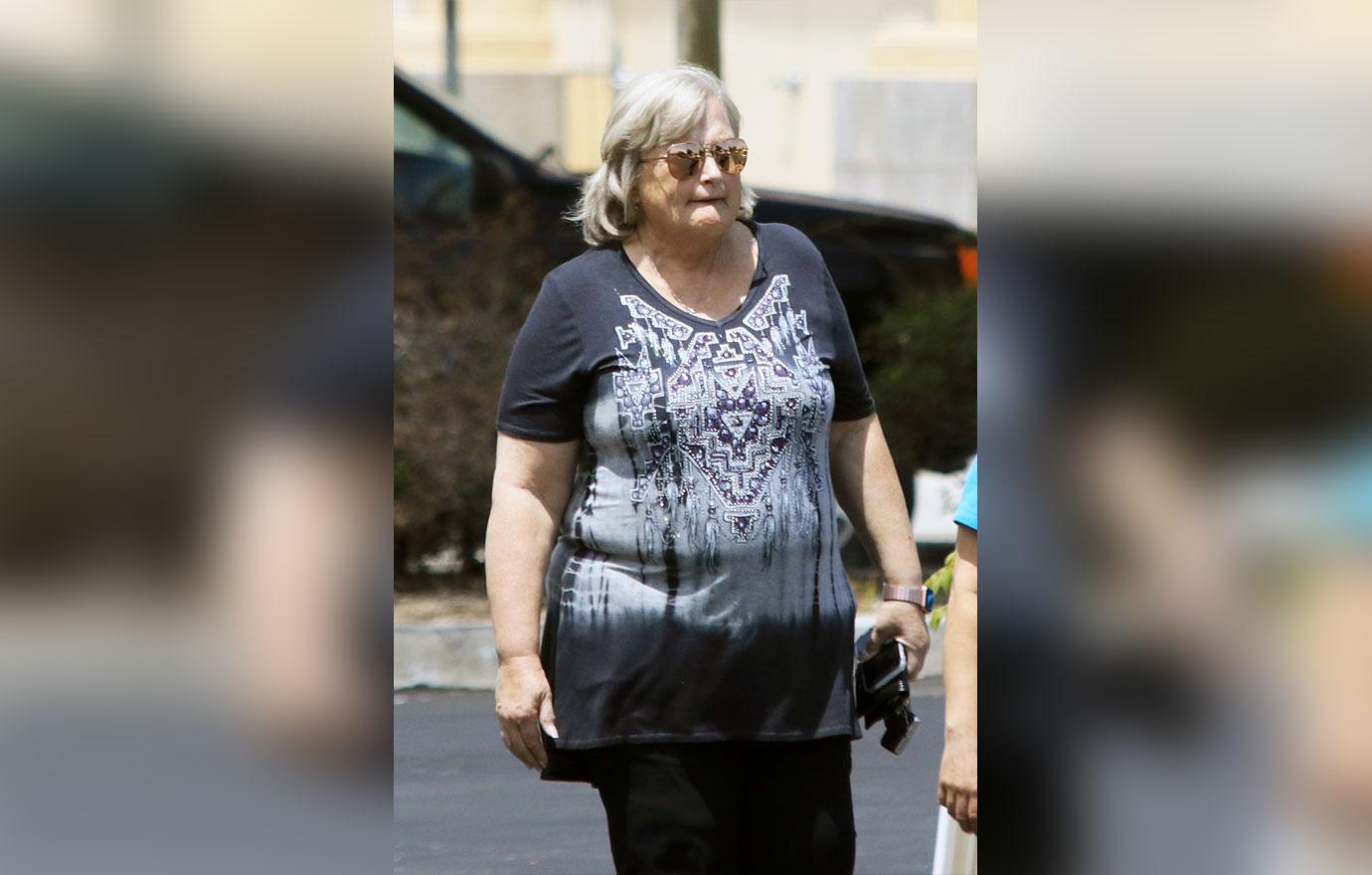 Cancer Stricken Debbie Rowe Has Lunch With Friends