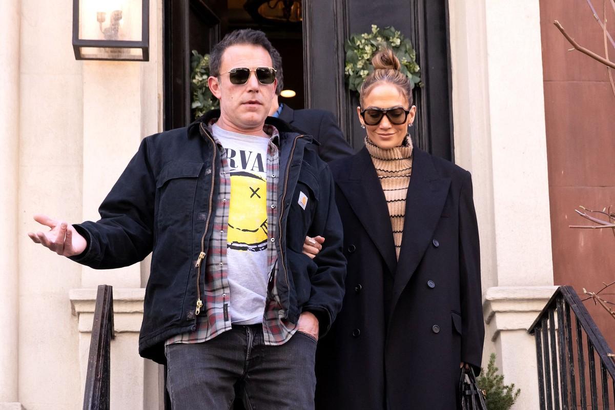 Friends said Jennifer Lopez's recent social media activity is aimed at getting Ben Affleck's attention.