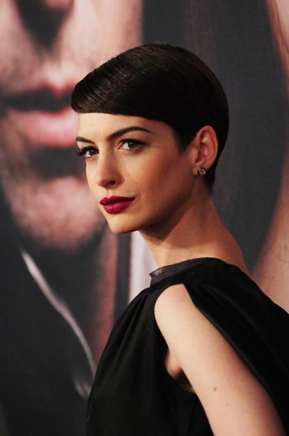 Anne Hathaway Has Major Wardobe Malfunction At Les Mis Premiere