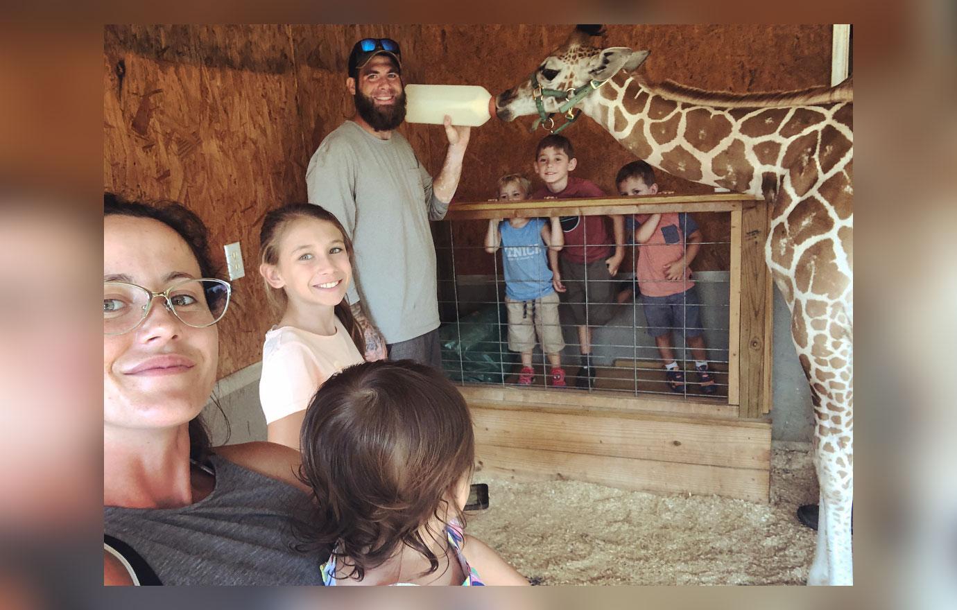 David Eason and Jenelle Evans pose for a selfie as they take their kids to the zoo.