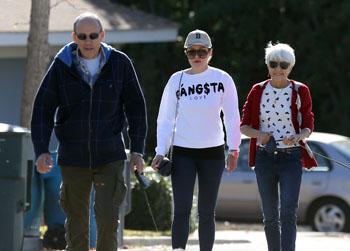 Amanda Bynes walks with her parents