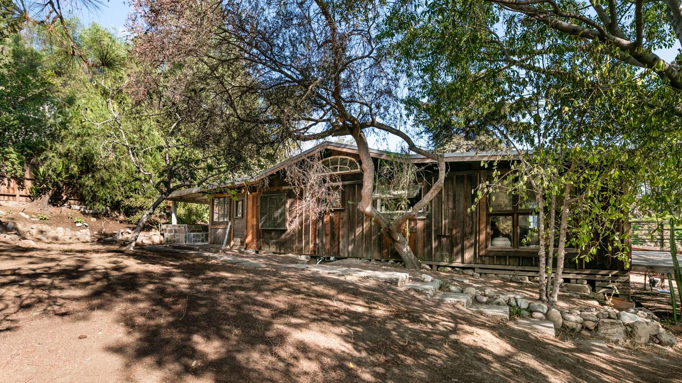 //lana del rey buys leanne ford los angeles cabin