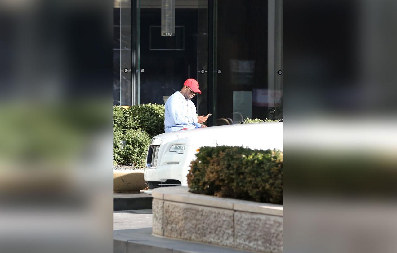 R. Kelly Relaxes With Cigar On Easter Sunday