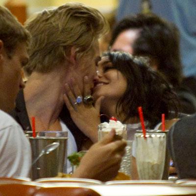 //vanessa hudgens_austin butler kiss splash