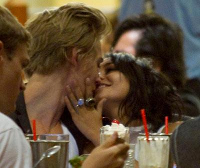 //vanessa hudgens_austin butler kiss splash