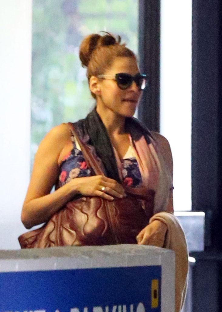 //eva mendes ryan gosling secret child birth first sighting