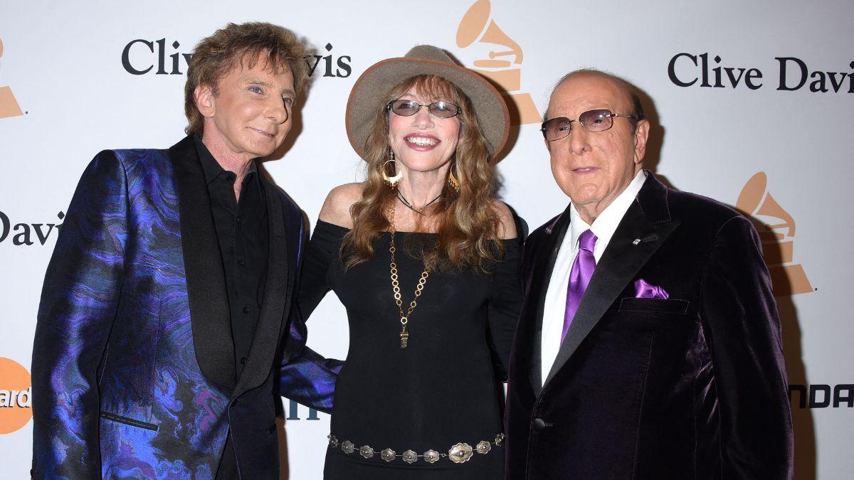A photo of Barry Mainlow, Carly Simon, and Clive Davis