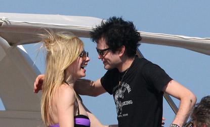 //inf_avril_lavigne_shows_off__