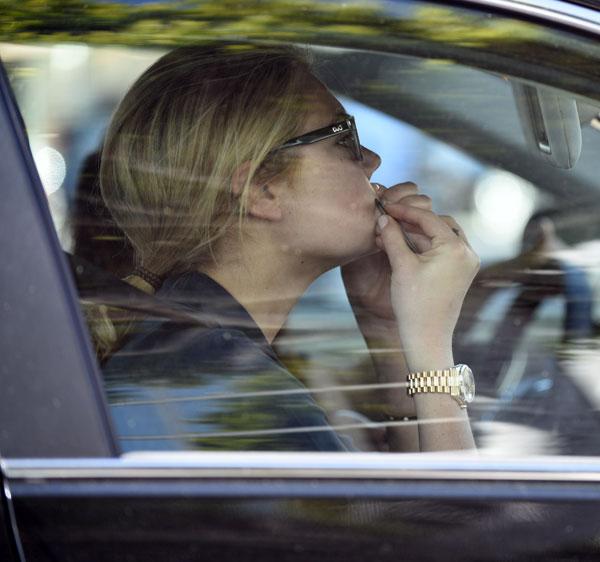 //kate upton tweezing lip car