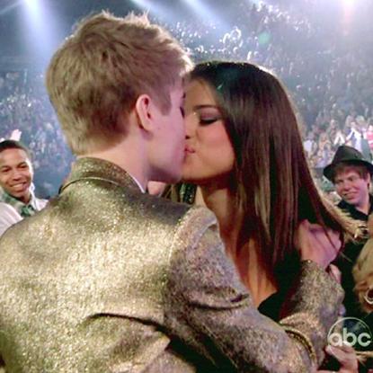 selena gomez kissing justin bieber on the lips in bed