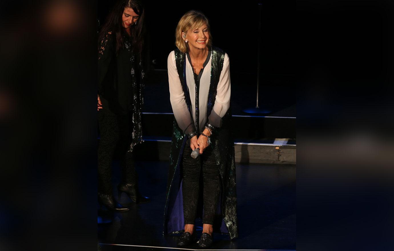 Olivia Newton-John Dazzling Look Onstage Beat Cancer