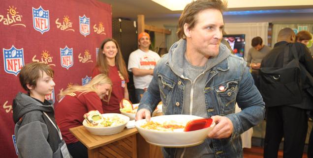 //peter facinelli trying to steal the bowl