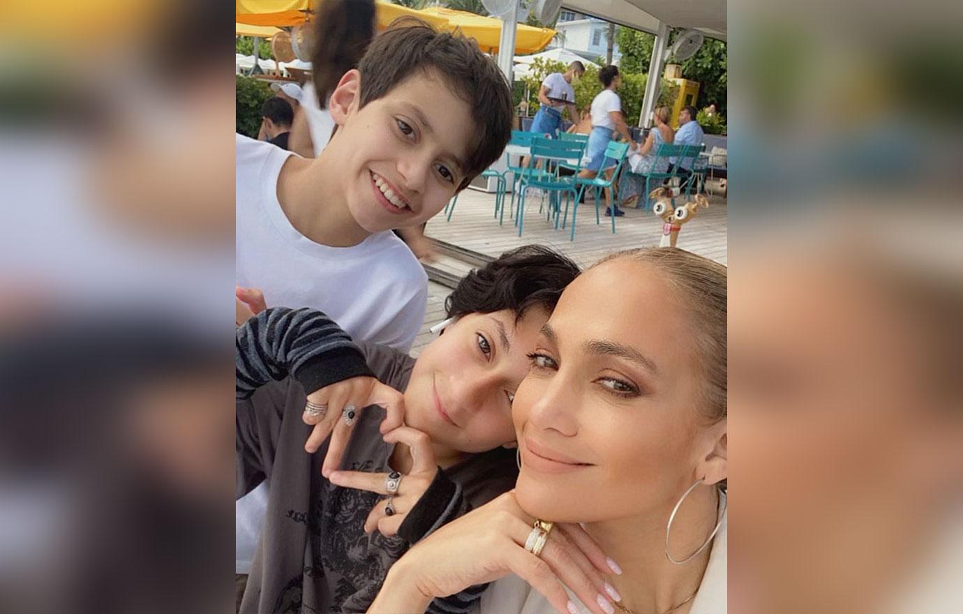 jennifer-lopez-makes-out-with-ben-affleck-at-dinner-with-her-teenage-twins