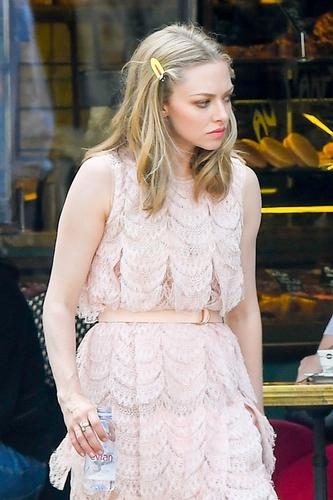 Amanda Seyfried Flashes Bare Booty In Underwear-Free Wardrobe Malfunction