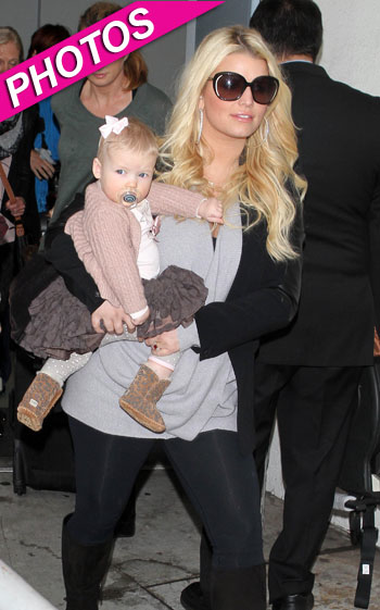 Heavily pregnant Jessica Simpson shows off her baby bump in a very