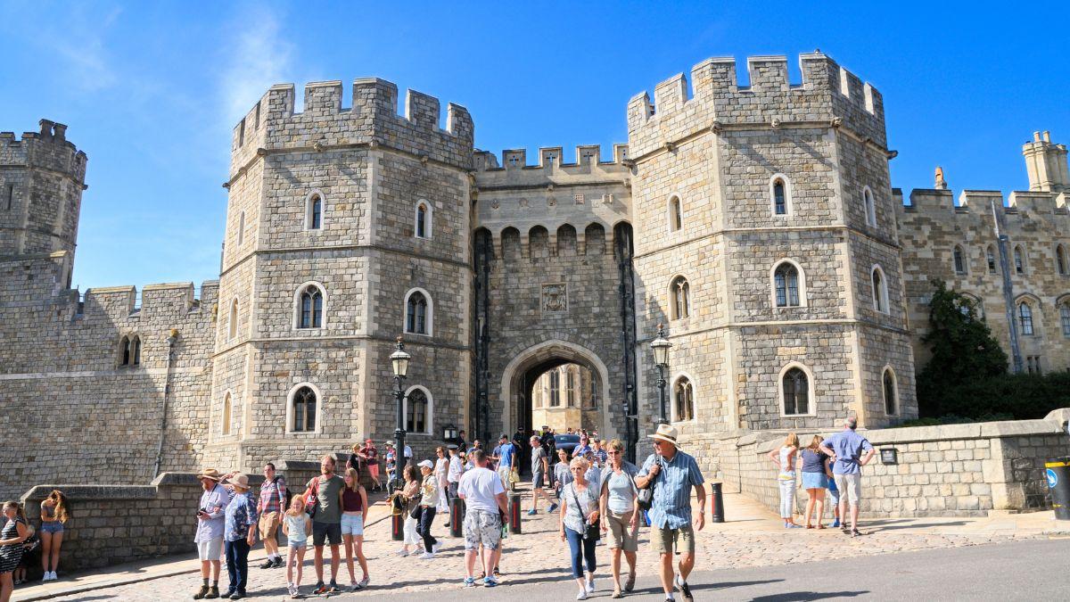 Photo of Windsor Castle with tourist
