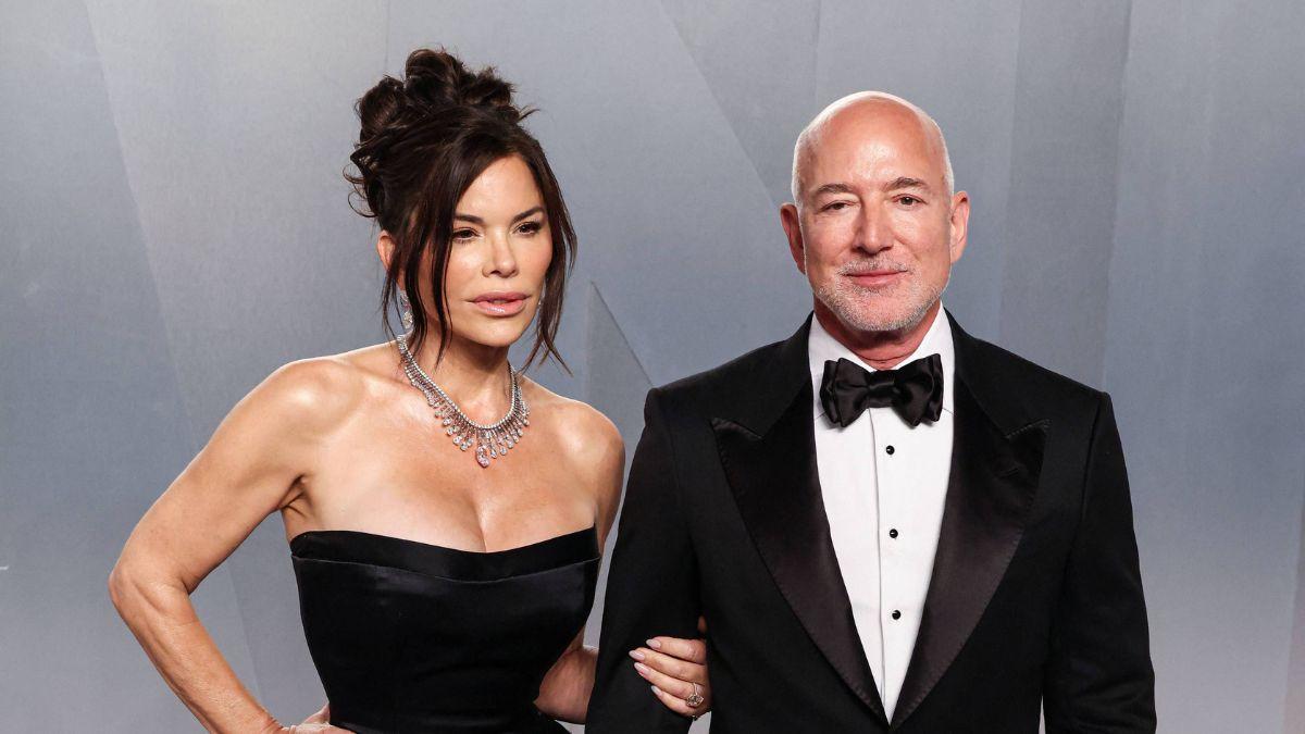 Photo of Jeff Bezos and Lauren Sánchez
