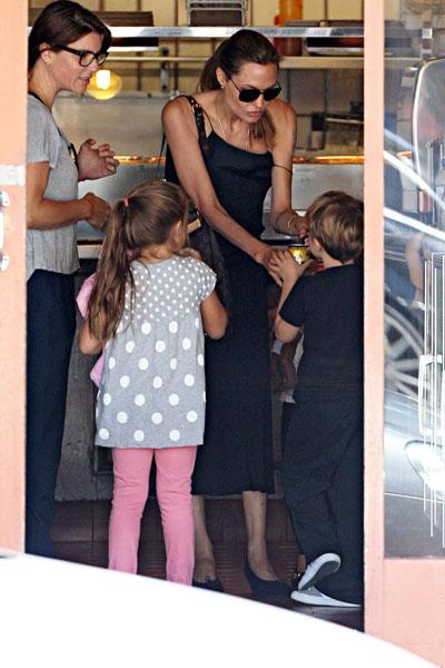 //angelina jolie kids shopping lunch sydney