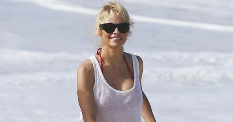 //Pamela Anderson And Rick Salomon Enjoy A Beach Stroll In Hawaii