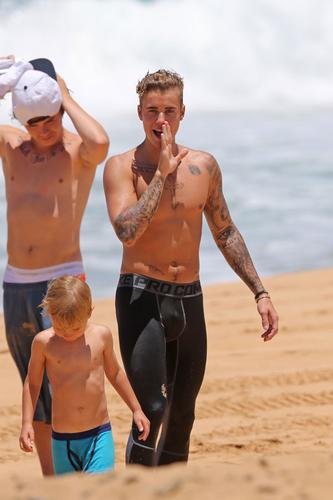 Beach Biebs: Justin Bieber Goes Shirtless On The Beach In Hawaii -- 10 ...