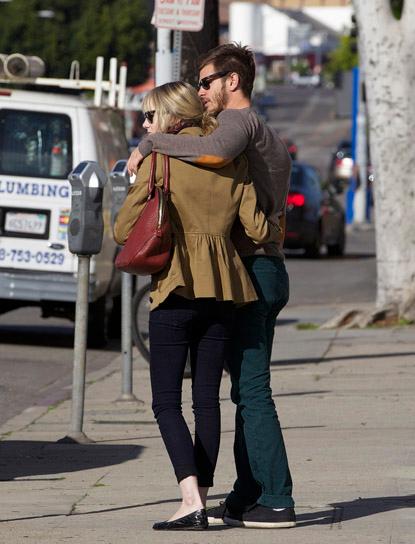 //emma stone andrew garfield puppy shopping