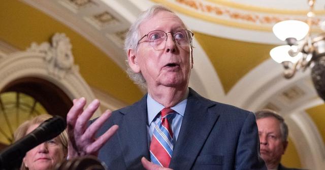 mitch mcconnell freeze struggle speak second incident calls step down jpg