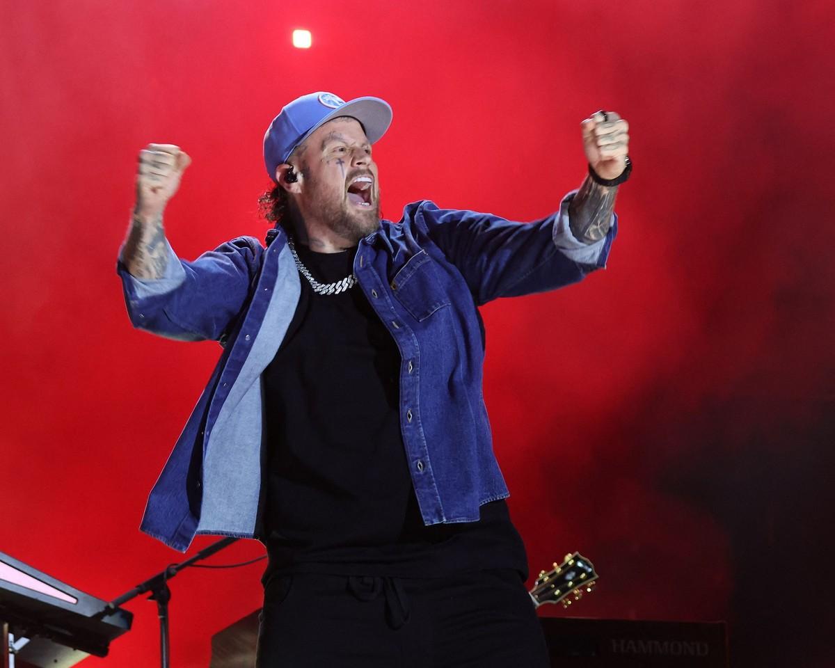 Sources said the singer would test his stand-up set at comedy clubs and theaters rather than arenas.