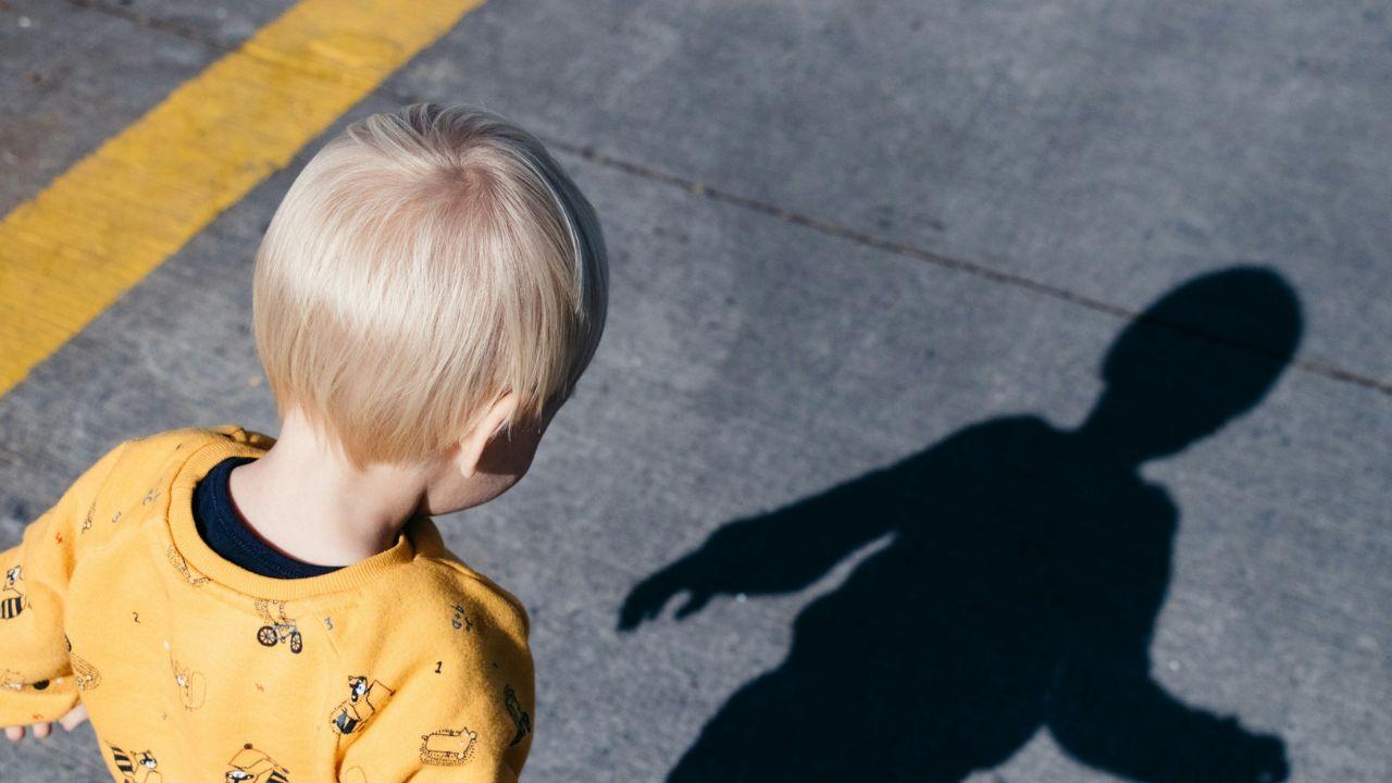 Strangers had to care for the child alongside the street. 