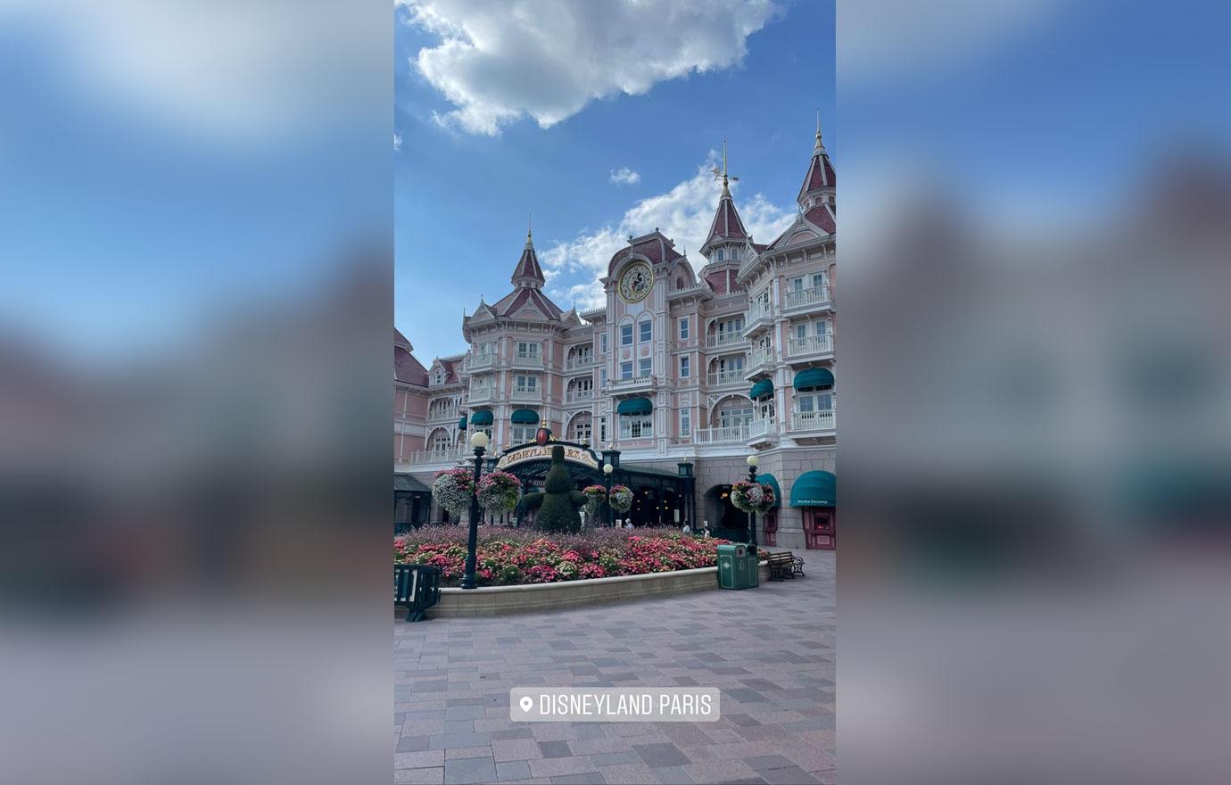 kourtney kardashian dig scott disick travis barker disneyland paris