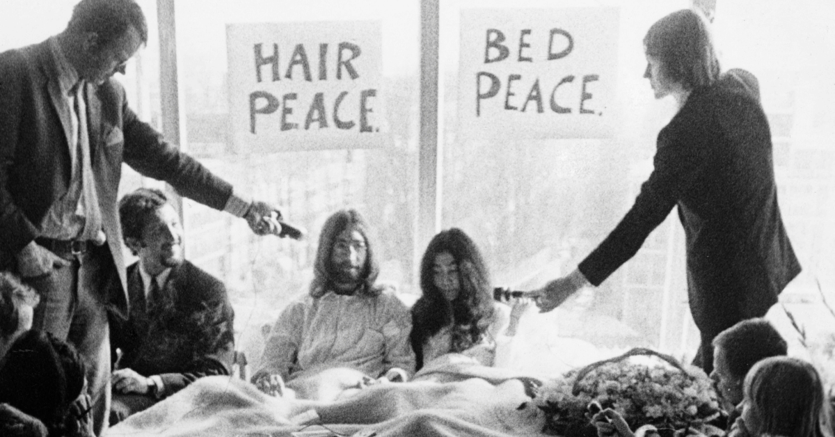 Photo of John Lennon and Yoko Ono