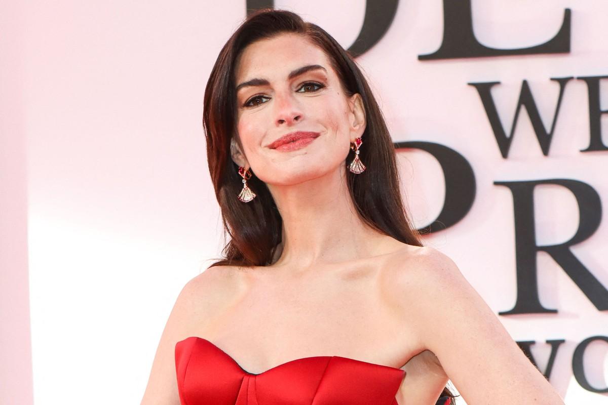 Anne Hathaway cut ties with ex-boyfriend Raffaello Follieri after he was arrested for allegedly defrauding investors while posing as a Vatican official.