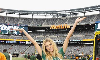 //victorias_secret_pink_model_jessica_hart_attends_the_jets_game_to_celebrate_the_nfl_victorias_secret_pink_collection_at_metlife_stadium__px