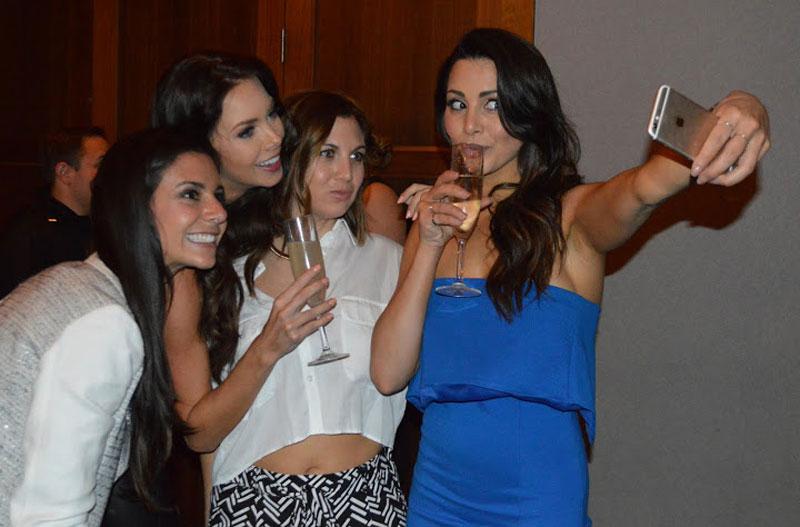 //Former Bachelorette Andi Dorfman sipped on Barefoot Bubbly Brut Cuvée and snapped selfies with fans while celebrating the launch of her new memoir “It’s Not Okay” at the Gansevoort on Park in NYC