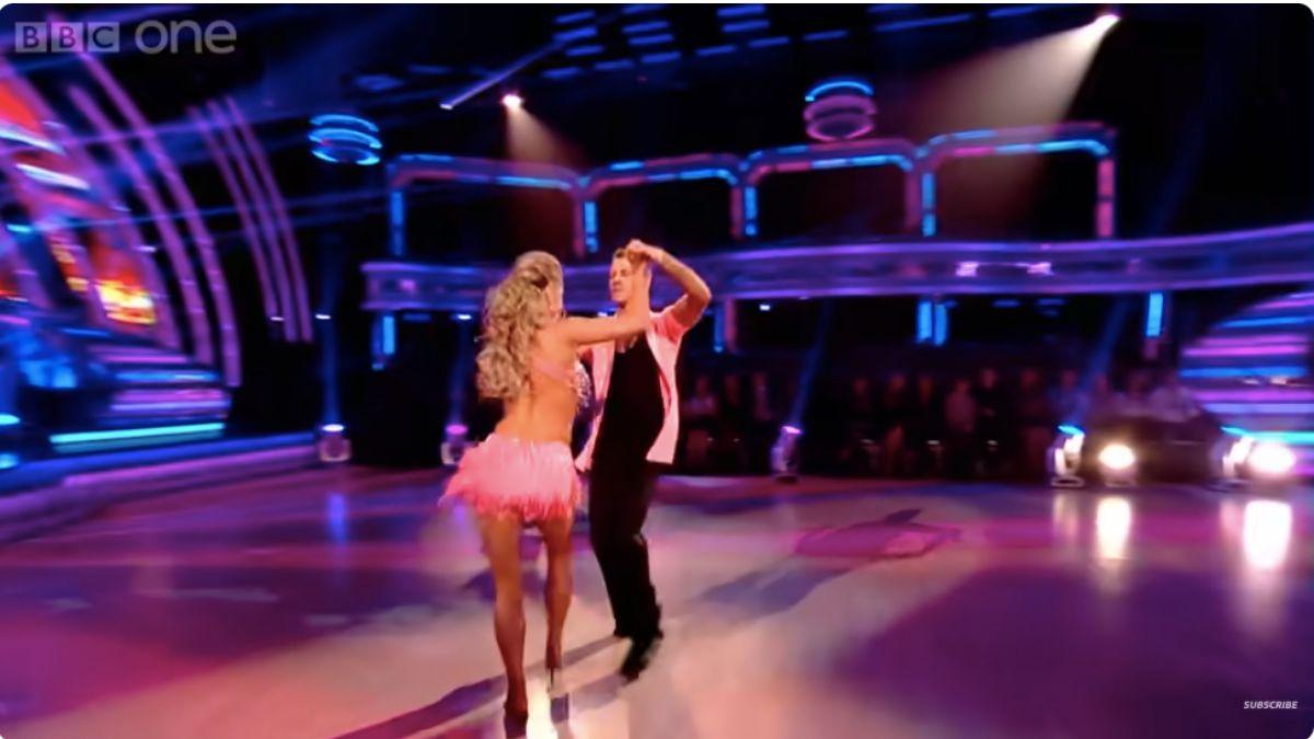 A TV insider said 'Dancing With the Stars' contestants can earn up to $400,000 depending on how long they remain in the competition.