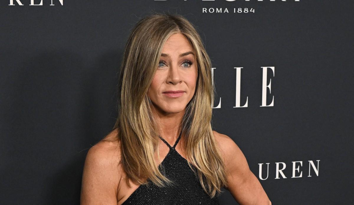 Jennifer Aniston reportedly asked that a personal letter to Matthew Perry be removed from a public auction.