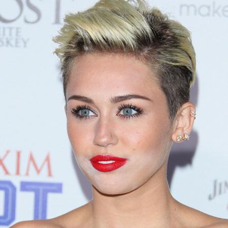 That's A Powderful Look! Miley Cyrus Has Major Makeup Malfunction At ...